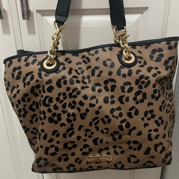 Closure type
Clamp
Outer material
Leather
Style
Tote Bag
Number of pockets
3 - Picture 8 of 9